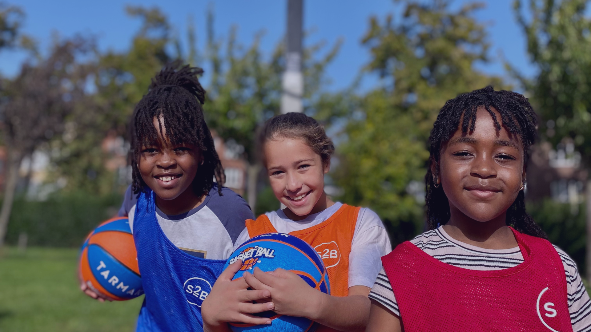 Young female basketball players on our free courts | Sport2Be