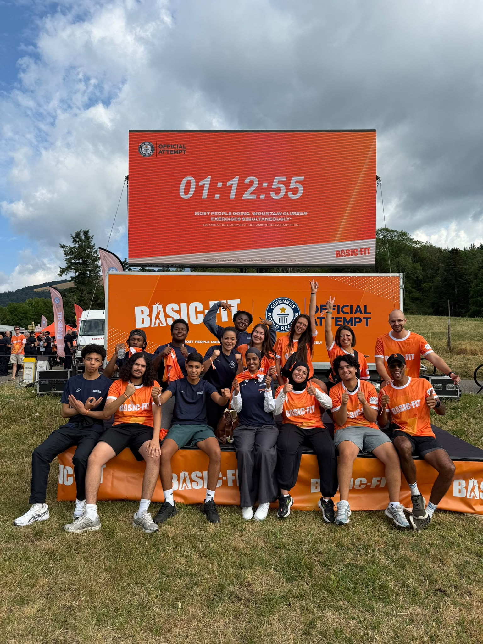 Les jeunes Sport2be en train de battre le Record mondial de moutain climbers